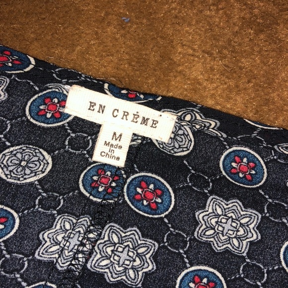 En Creme Blouse with Lace up front Sz M - Picture 2 of 4